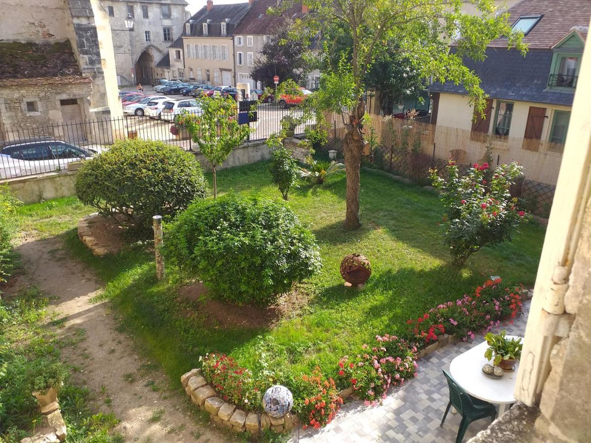 La Cour Du Chateau La Charité-sur-Loire Buitenkant foto