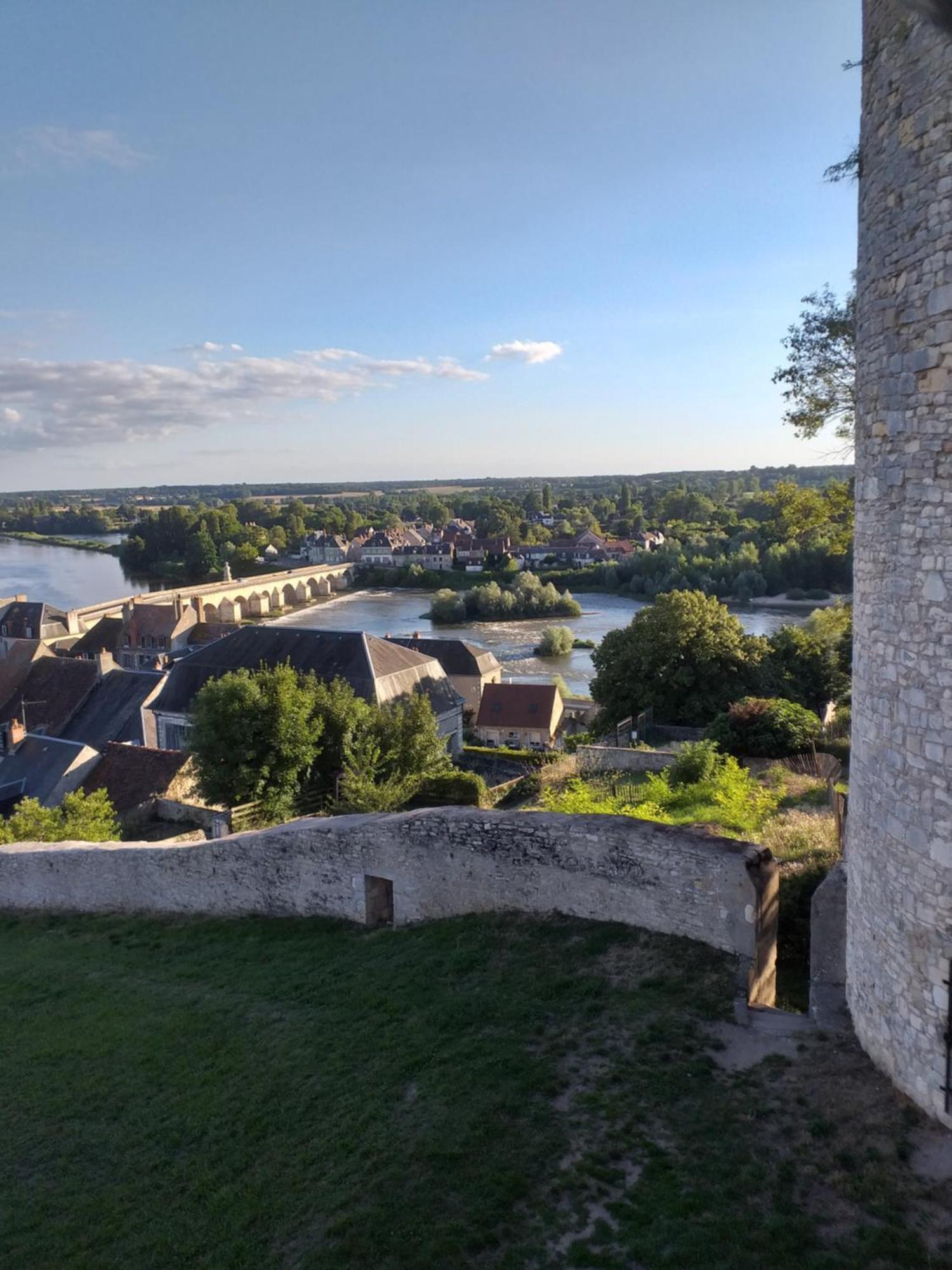 La Cour Du Chateau La Charité-sur-Loire Buitenkant foto