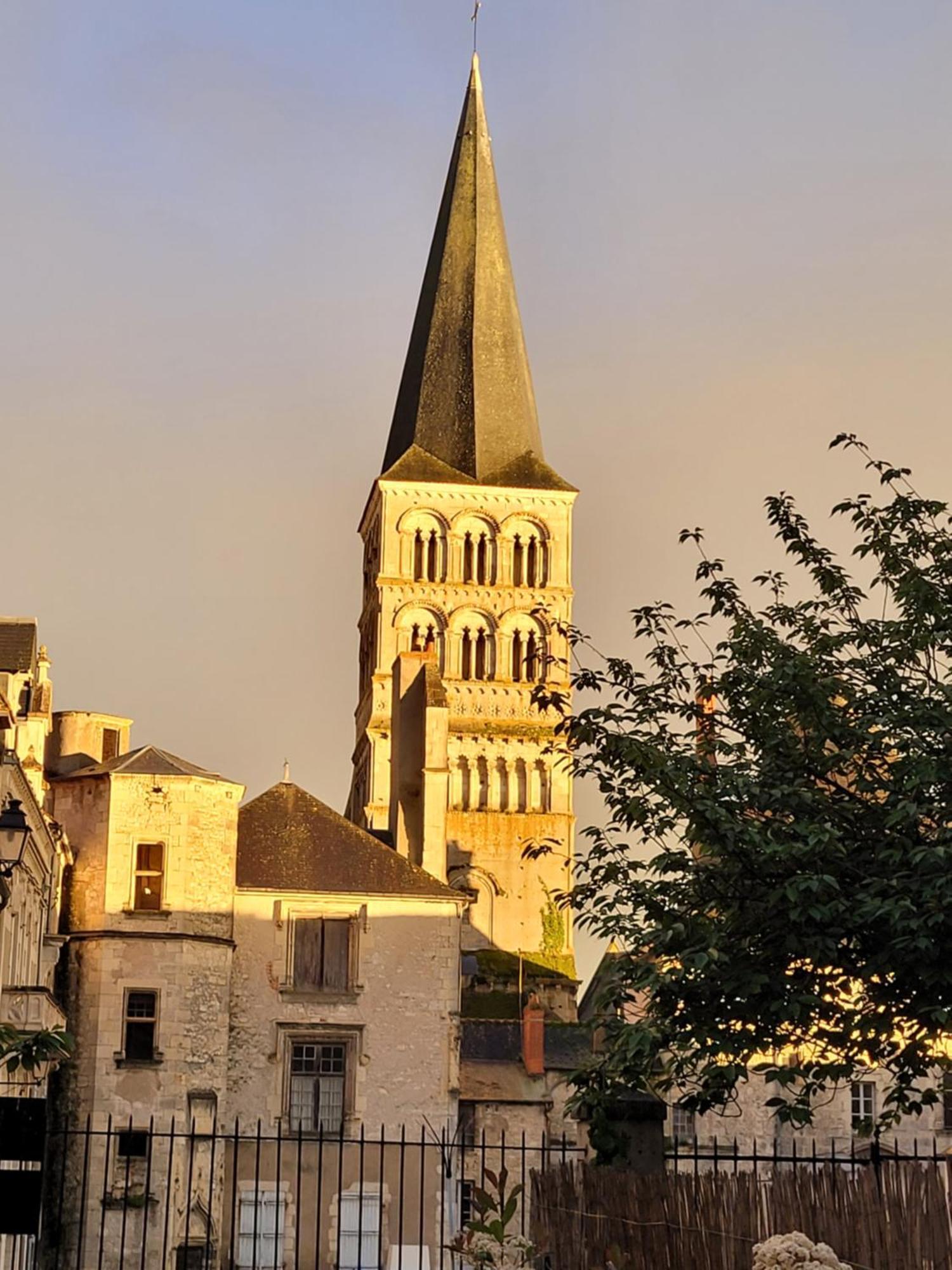 La Cour Du Chateau La Charité-sur-Loire Buitenkant foto