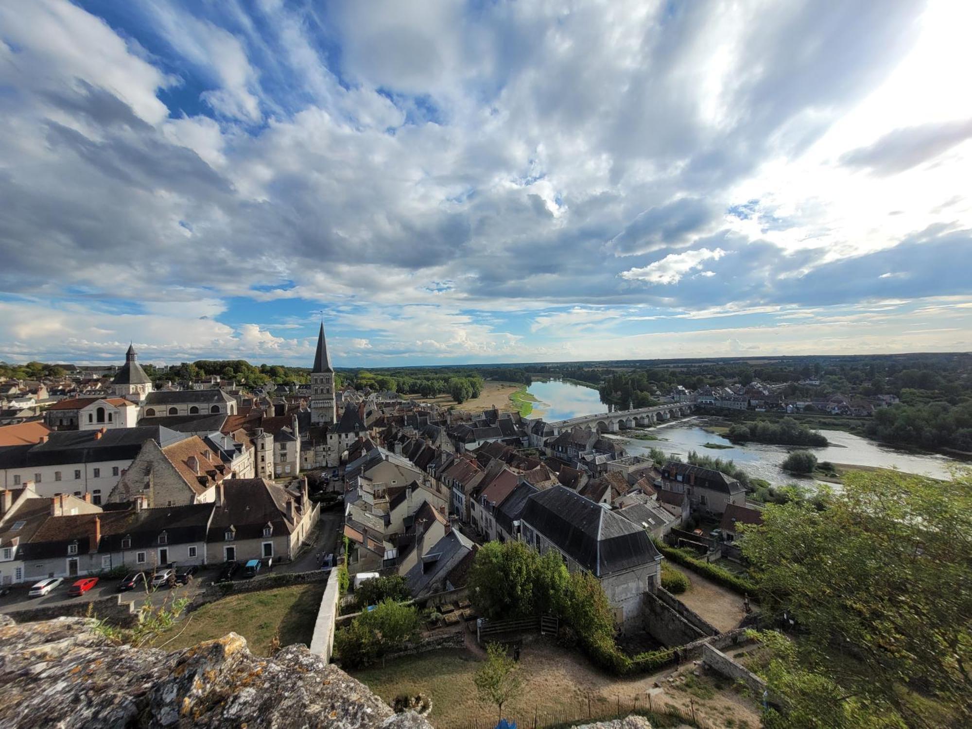 La Cour Du Chateau La Charité-sur-Loire Buitenkant foto