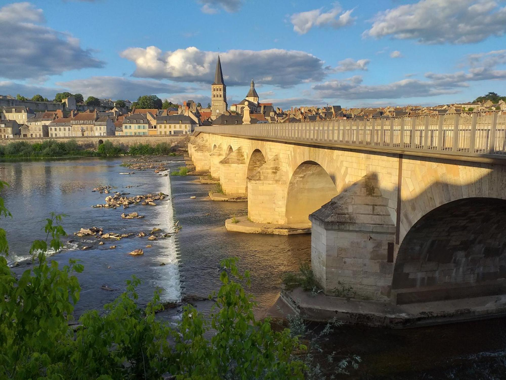 La Cour Du Chateau La Charité-sur-Loire Buitenkant foto