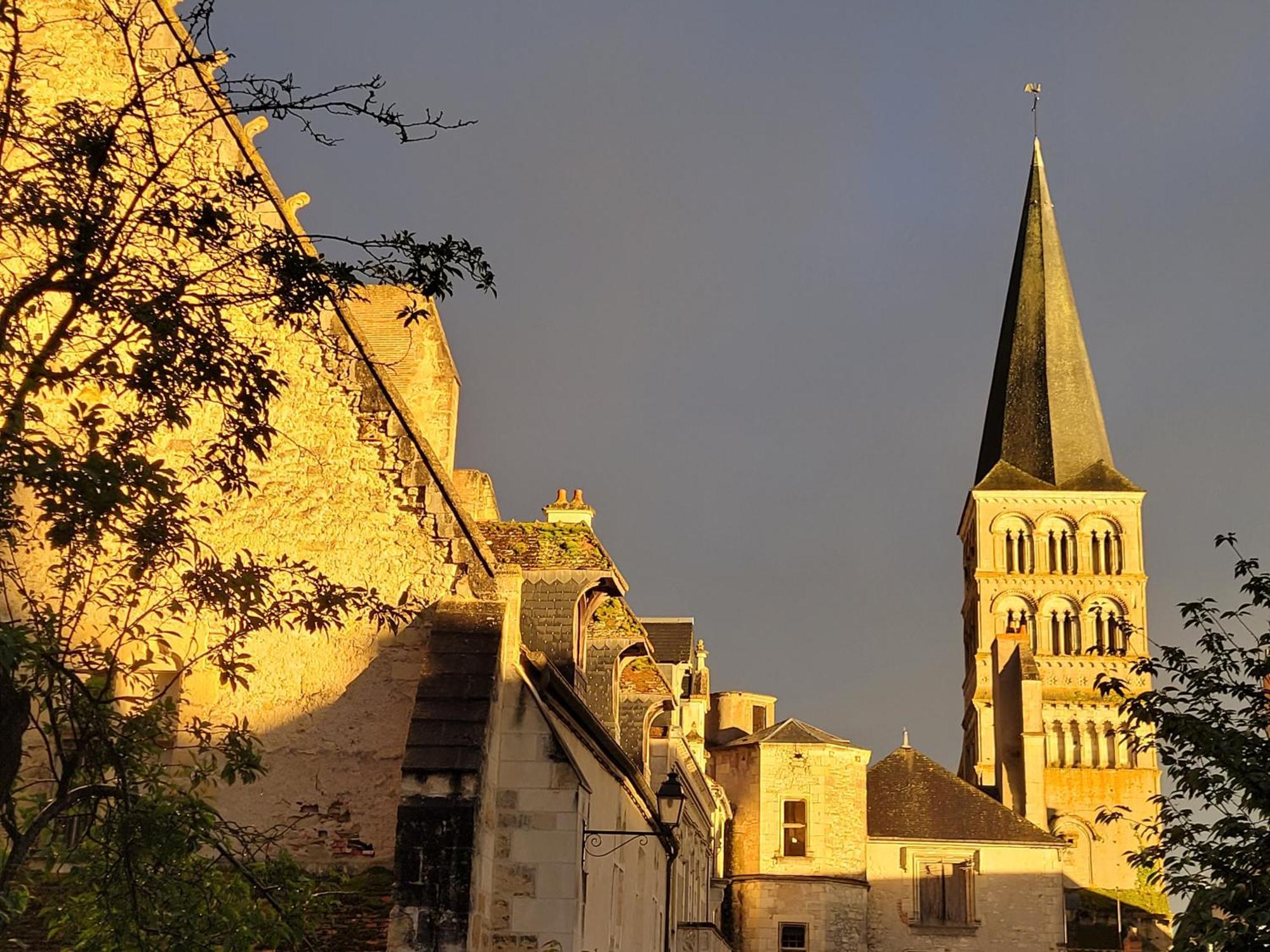 La Cour Du Chateau La Charité-sur-Loire Buitenkant foto