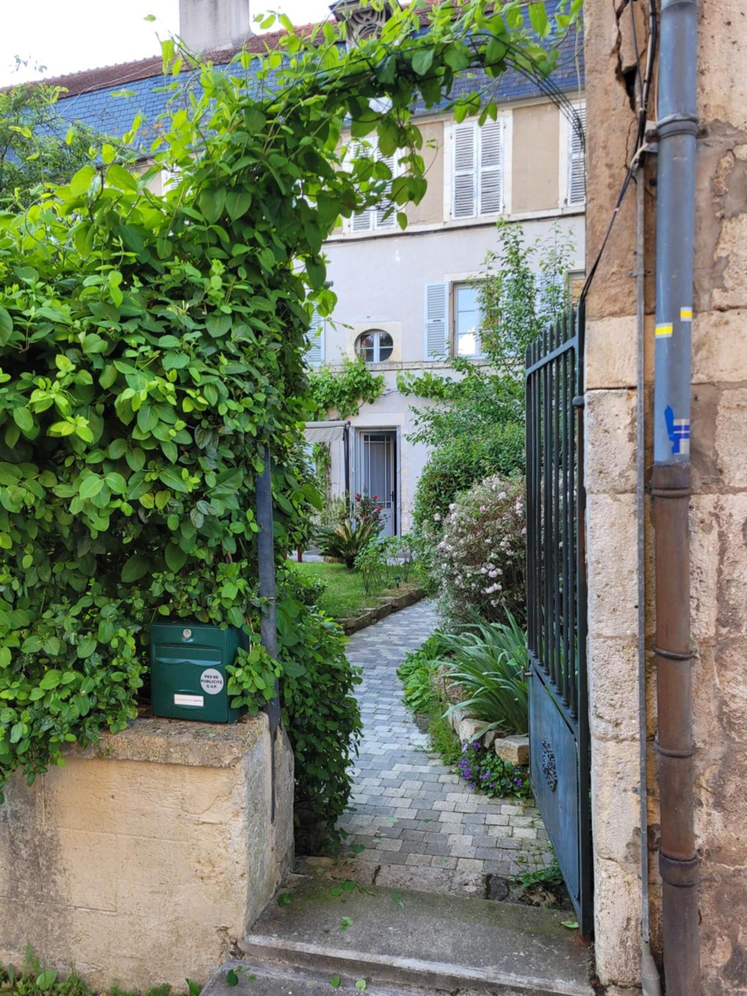 La Cour Du Chateau La Charité-sur-Loire Buitenkant foto